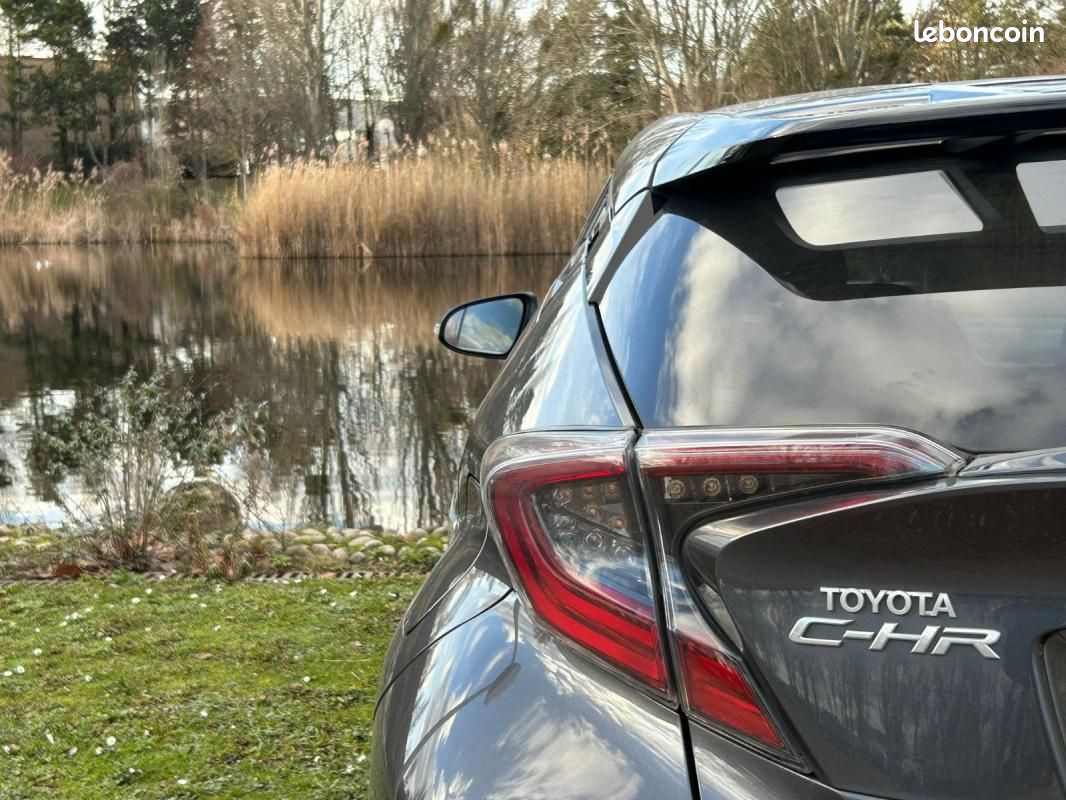 Toyota C-HR HYBRIDE RC18 122h Graphic – Entretien TOYOTA